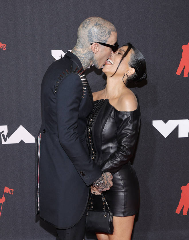13 fois Kourtney Kardashian et Travis Barker m'ont fait croire à nouveau en l'amour 4 Travis Barker et Kourtney Kardashian assistent aux MTV Video Music Awards 2021
