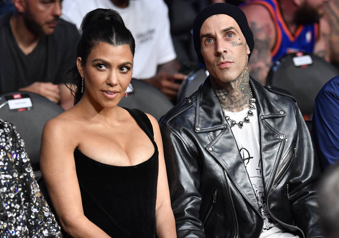 13 fois Kourtney Kardashian et Travis Barker m'ont fait croire à nouveau en l'amour 5 Kourtney Kardashian et Travis Barker sont présents lors de l'événement UFC 264