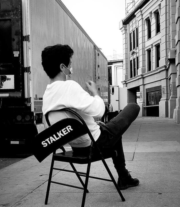 joe-on-set-you-saison-3-netflix Joe sur le plateau de la saison 3 de netflix