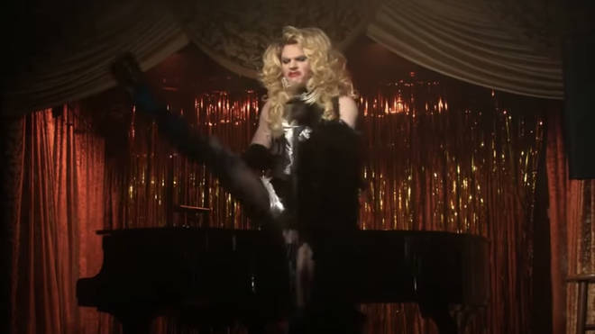 Evan Peters jouera en drag dans AHS: Double Feature épisode 4 4 Evan Peters joue le rôle d'une drag queen dans AHS: Double Feature épisode 4