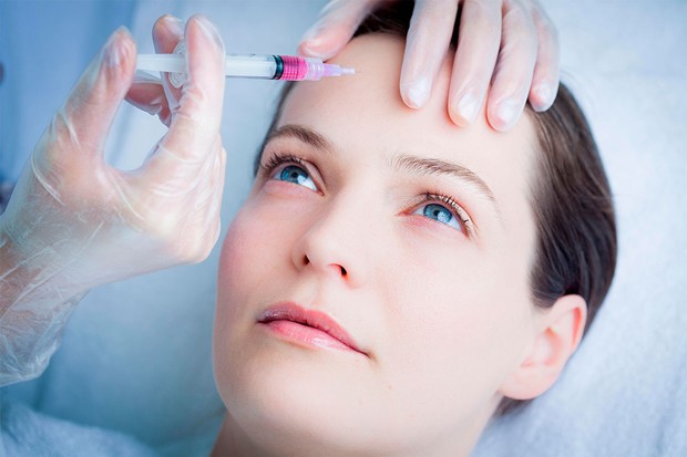 © Alamy Une femme recevant une injection au front © Alamy