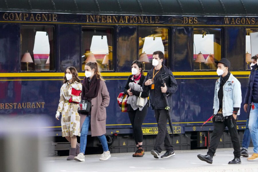 'Emily in Paris' Saison 2: arrive sur Netflix en décembre 2021 et tout ce que nous savons jusqu'à présent 7 lily collins emily à paris saison 2 train shot
