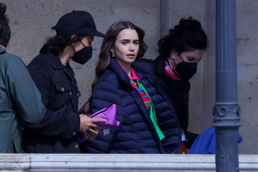 'Emily in Paris' Saison 2: arrive sur Netflix en décembre 2021 et tout ce que nous savons jusqu'à présent 5 emily in paris saison 2 dans les coulisses