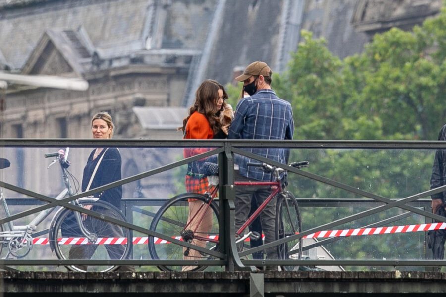 'Emily in Paris' Saison 2: arrive sur Netflix en décembre 2021 et tout ce que nous savons jusqu'à présent 9 Lily collins et charlie mcdowell ensemble saison 2 22 juin 2021