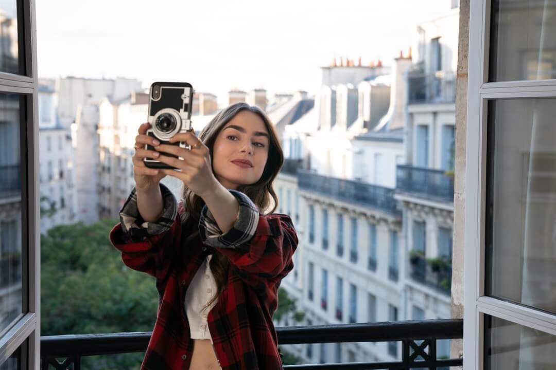 emily-in-paris-lily-collins-saison-2-netflix emily in paris lily collins saison 2 netflix
