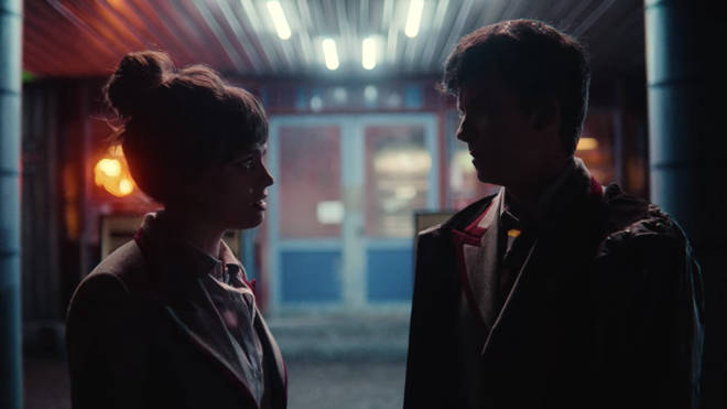 Sex Education: Otis et Maeve se réunissent-ils dans la saison 3 ? 5 Otis informe Maeve de la messagerie vocale dans Sex Education saison 3