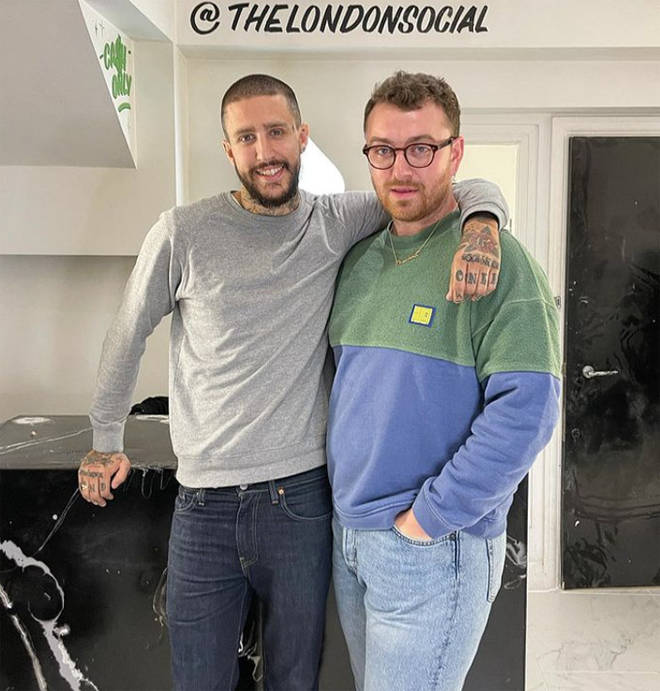 Sam Smith lance un nouveau tatouage rendant hommage à l'identité non binaire 4 Sam Smith et le tatoueur Miles Langford