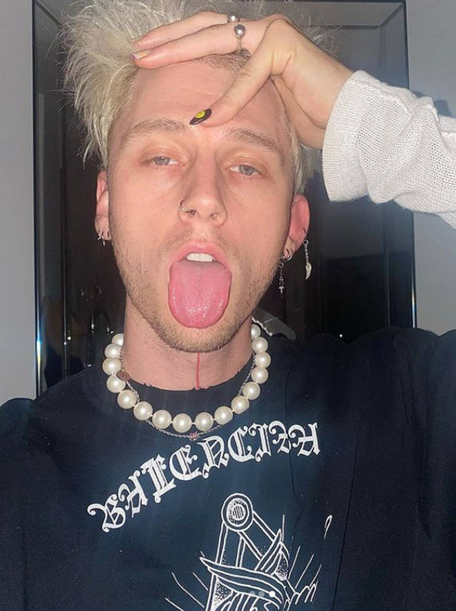 Machine Gun Kelly vient de se faire tatouer une fente sanglante dans la gorge 4 Machine Gun Kelly a maintenant environ 80 tatouages