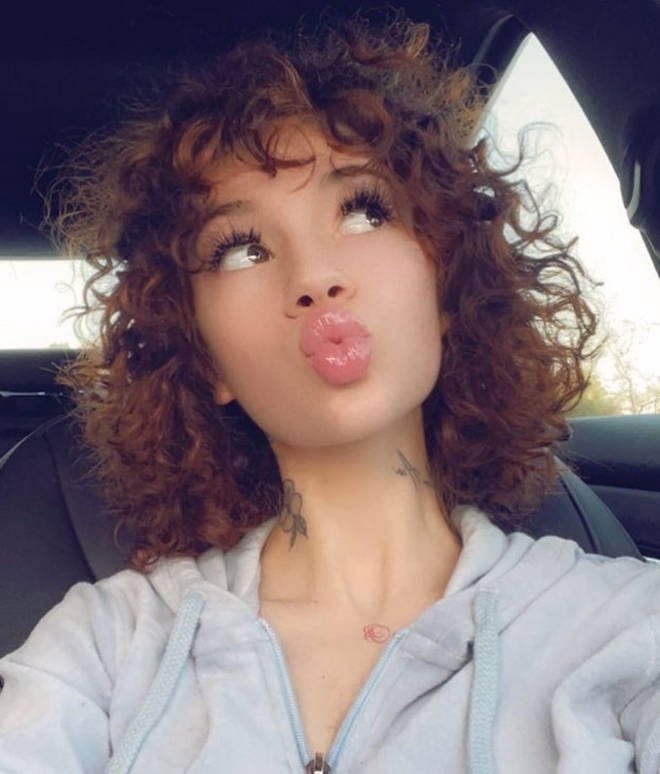 Bhad Bhabie riposte aux trolls pour avoir critiqué sa vidéo d'allégations d'abus 4 Bhad Bhabie avec ses cheveux naturels