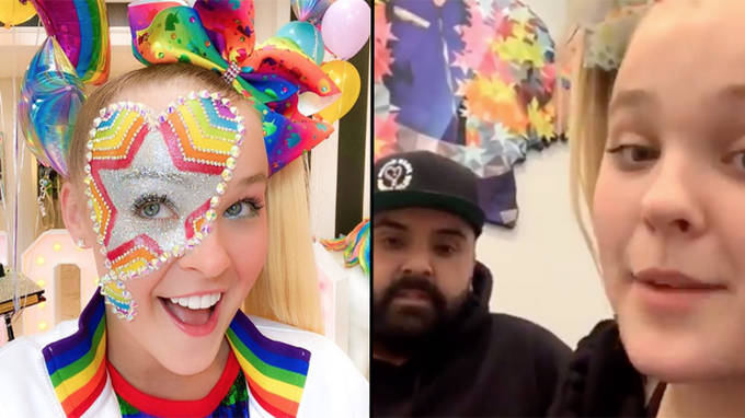 JoJo Siwa a été « écrasée » après que des paparazzis ont appelé la police chez elle 2 JoJo Siwa a été « écrasée » après que des paparazzis ont appelé la police chez elle - 1