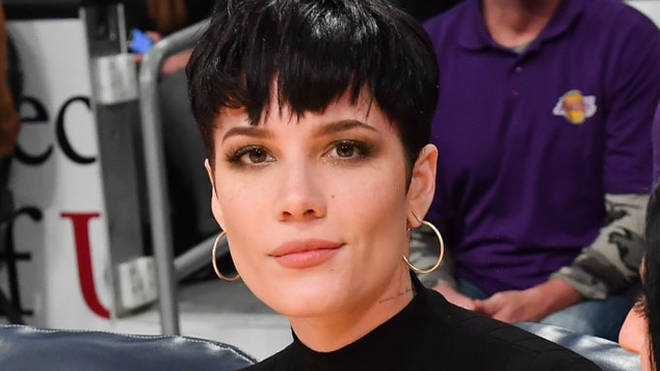 Halsey annonce qu'elle est enceinte de son premier enfant avec son partenaire Alev Aydin 3 Halsey annonce qu'elle est enceinte de son premier enfant