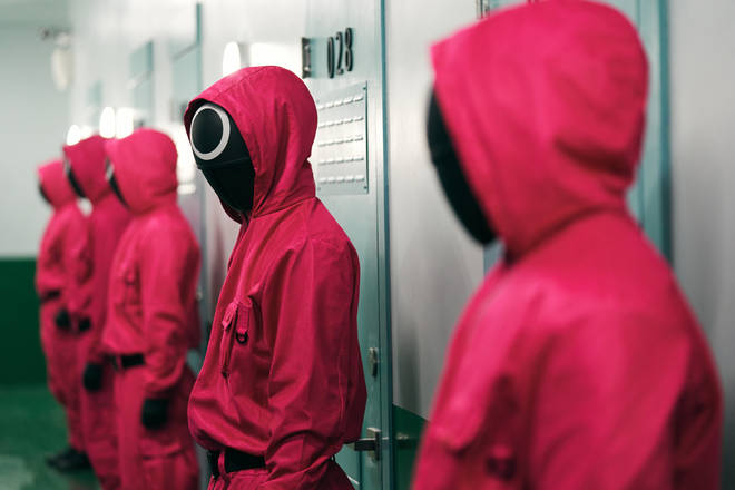 La théorie des jeux de calmars explique comment les joueurs et les travailleurs sont choisis 5 Comment les ouvriers rouges sont-ils choisis dans le jeu Squid ?