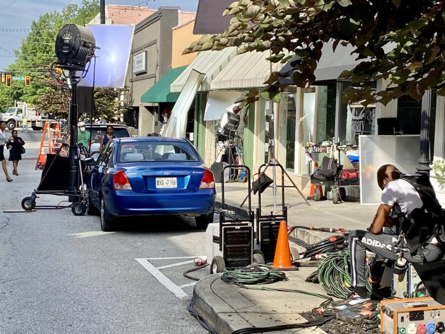 'Sweet Magnolias' Saison 2: Date de sortie de Netflix et ce que nous savons jusqu'à présent 5 doux magnolias tournage s2