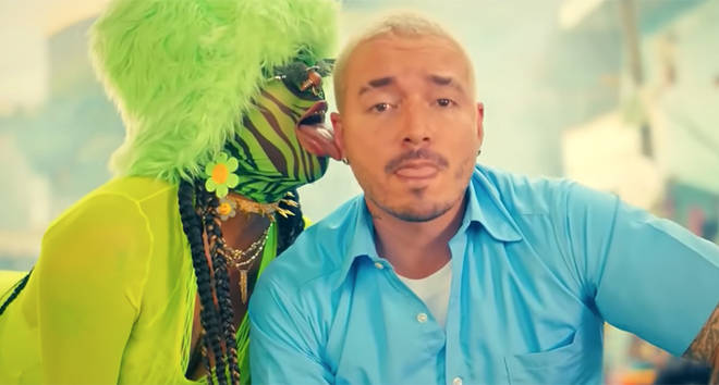 J Balvin supprime le clip de Perra à la suite d'une réaction violente pour avoir tenu des femmes noires en laisse 4 Tokischa et J Balvin.