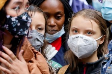 Avant la COP26, Greta Thunberg manifeste à Londres contre les banques › Geeky News - 7