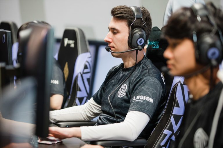 Le mid laner TSM PowerOfEvil "explore les options" dans l'UE et l'Amérique du Nord avant la saison 2022 2 Le mid laner TSM PowerOfEvil "explore les options" dans l'UE et l'Amérique du Nord avant la saison 2022 - 1