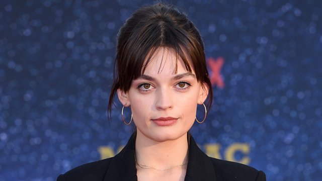 Emma Mackey : 14 faits sur la star de Sex Education que vous ne connaissiez probablement pas 2 Emma Mackey : 14 faits sur la star de Sex Education que vous ne connaissiez probablement pas - 1
