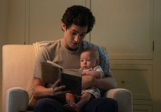 Voici en quoi la fin de la saison 3 de You de Joe Goldberg est différente du livre 5 Toi saison 3 : Qu'arrive-t-il au bébé Henry ?