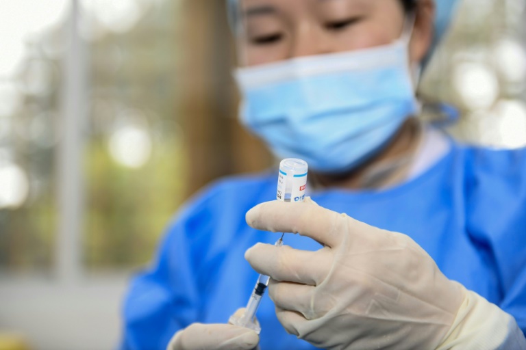 Un travailleur médical prépare une dose du vaccin Covid-19 à Anlong, dans le sud-ouest de la Chine, le 4 novembre 2021 (AFP - STR)