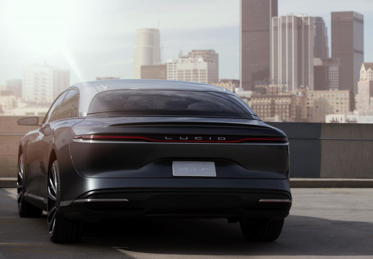 L'édition limitée Lucid Air a été produite à 17 000 exemplaires.  La société a été fondée par un ancien élève de Tesla et rival Elon Musk.  (RD)
