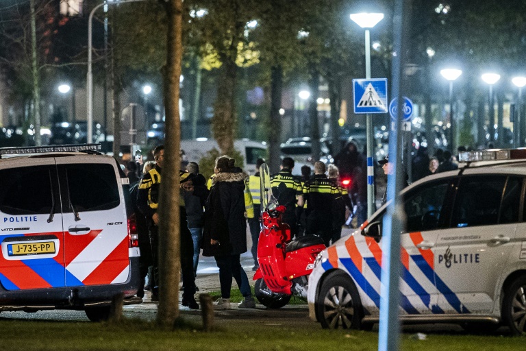 Des policiers patrouillent dans les rues lors d'une manifestation ponctuée d'émeutes à Roermond, aux Pays-Bas, le 20 novembre 2021 (ANP / AFP - ROB ENGELAAR)