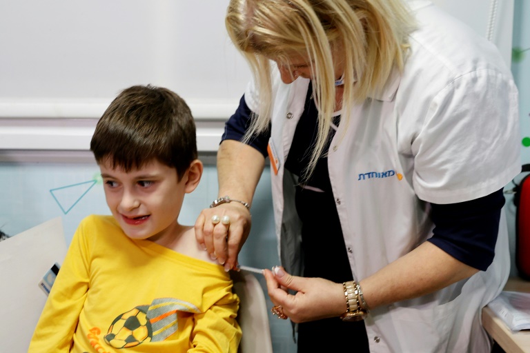 Yoav, 9 ans, reçoit une dose de Pfizer/BioNTech Covid-19 à Tel Aviv le 22 novembre 2021 (AFP - JACK GUEZ)