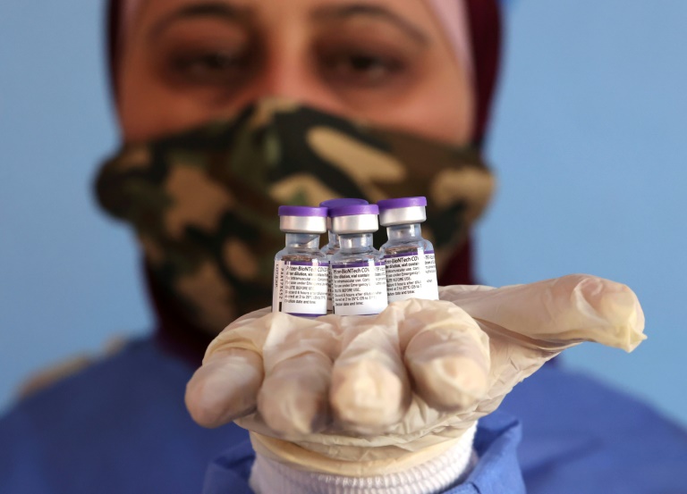 Un agent de santé montre un lot de vaccins le 24 novembre 2021 à Dura, près d'Hébron, dans les territoires palestiniens (AFP - HAZEM BADER)