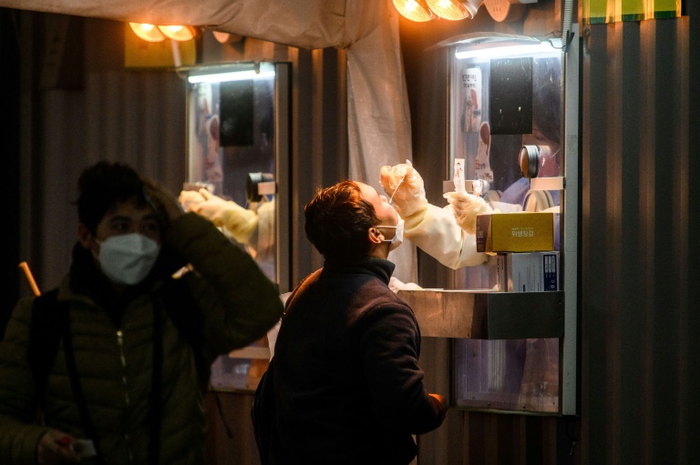 Un homme subit un test PCR à Séoul le 24 novembre 2021 (AFP - ANTHONY WALLACE)