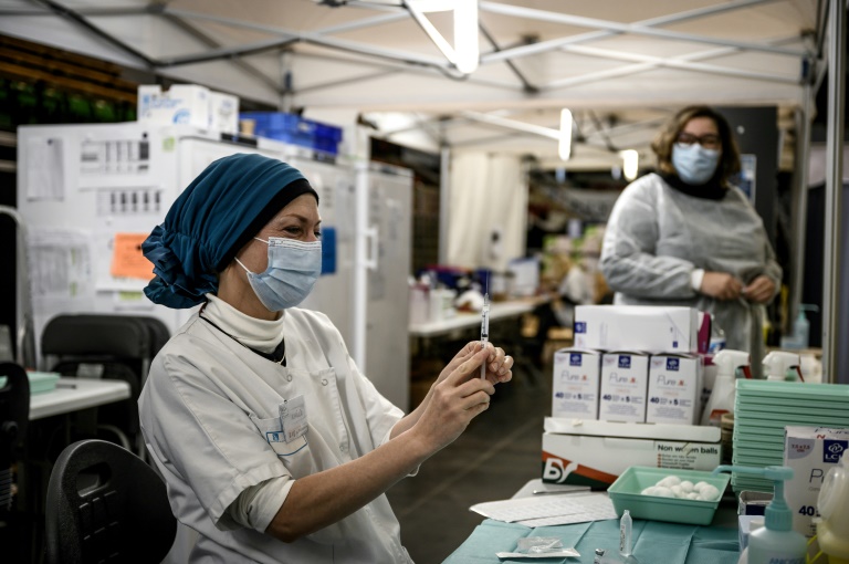 Préparation d'une dose de vaccin contre le Covid-19, dans un centre de vaccination à Lyon, le 27 novembre 2021 (AFP - JEFF PACHOUD)