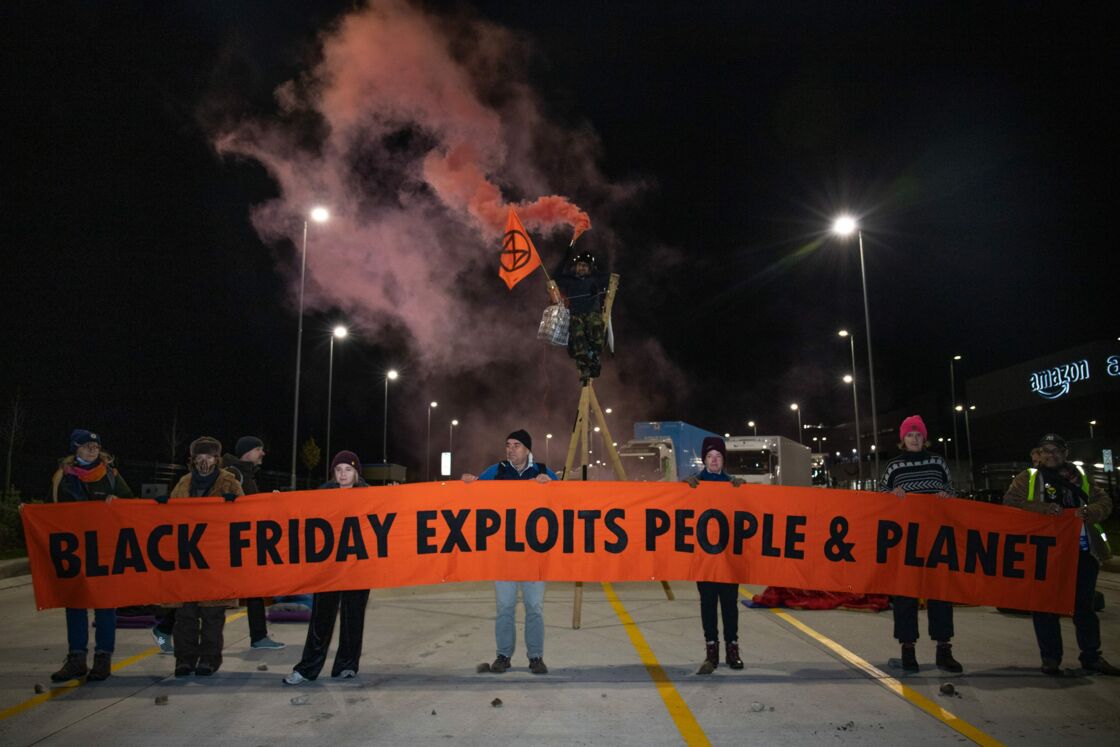 Exticntion Rebellion affirme avoir bloqué 15 sites Amazon pendant le Black Friday › Geeky News - 3