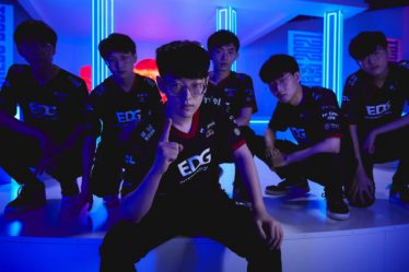 Documentaire LPL après les débuts de la saison régulière 2021 d'EDG sur YouTube - 9