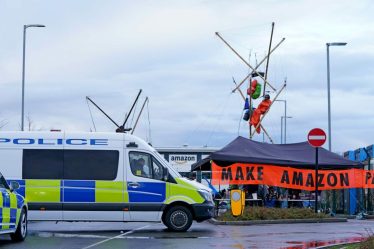 Exticntion Rebellion affirme avoir bloqué 15 sites Amazon pendant le Black Friday › Geeky News - 5
