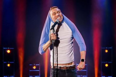 Le "lubrifiant" spécial stand-up en deux parties de Russell Howard fixe la date de sortie de Netflix - 7