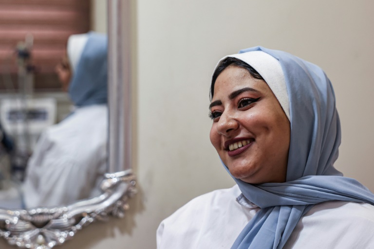 La fossette créée dans la joue de Shorouk Shaheen dans une clinique de Gaza le 30 novembre 2021 (AFP - MAHMUD HAMS)