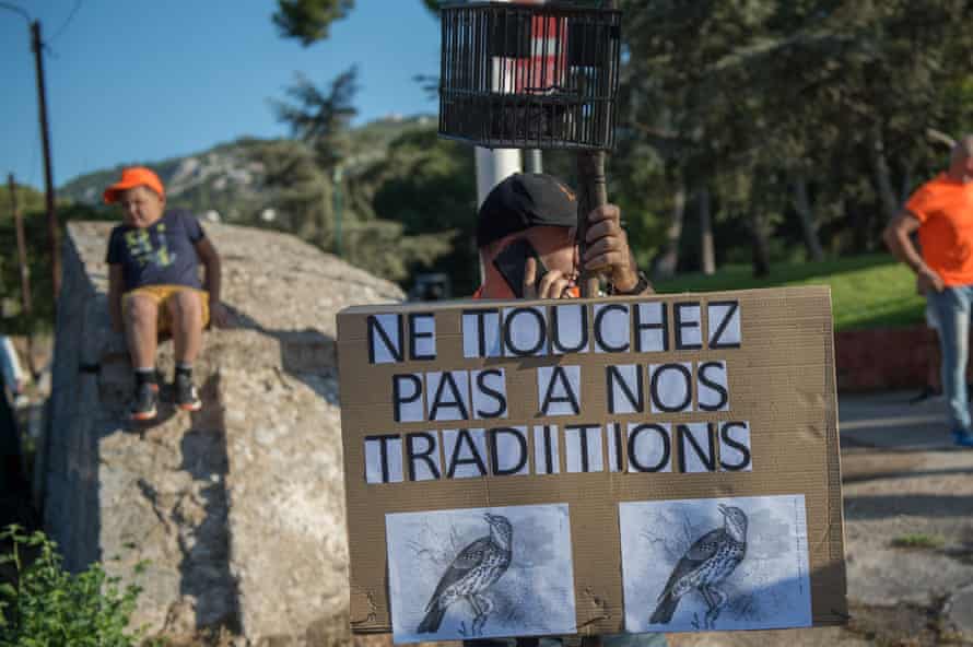 « Le combat continue » : la lutte pour sauver les oiseaux chanteurs d'Europe | Des oiseaux 2 Des chasseurs manifestent à Toulon.