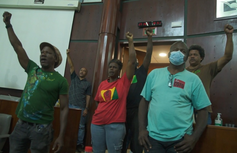 Image extraite d'une vidéo de l'AFPTV qui montre des personnes manifestant en pleine réunion du Conseil régional de Guadeloupe le 23 décembre 2021 à Basse-Terre (AFP - Bénédicte JOURDIER)