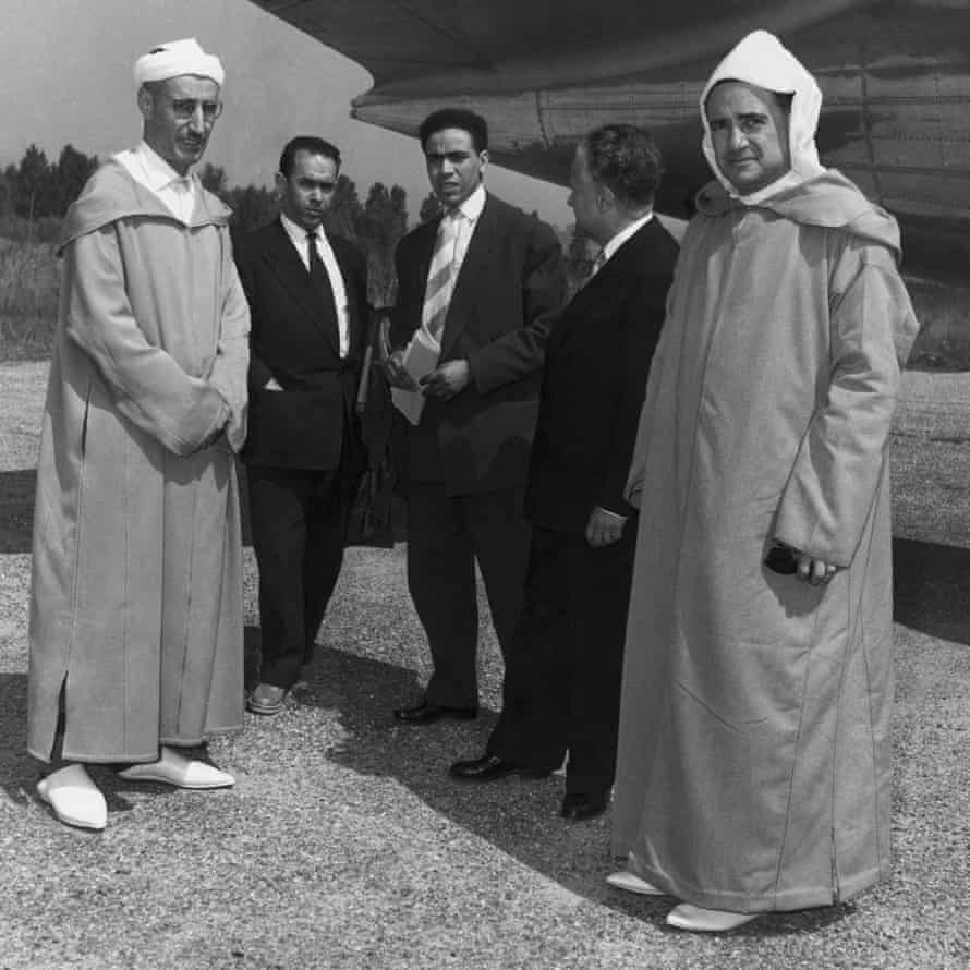 Le chef de l'opposition marocaine Mehdi ben Barka était un espion, suggèrent les dossiers de la guerre froide | Guerre froide 3 Mehdi ben Barka, deuxième en partant de la gauche, arrive à Aix les Bains en France avec des membres de son parti d'opposition nationaliste, l'Istiqlal, vers 1955.