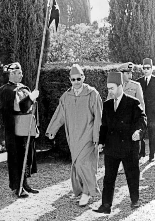 Le chef de l'opposition marocaine Mehdi ben Barka était un espion, suggèrent les dossiers de la guerre froide | Guerre froide 2 Mehdi Ben Barka, à droite, avec le roi Mohamed V à la fin des années 50.