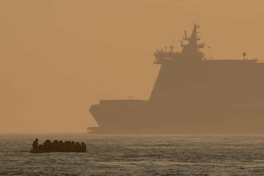 Une embarcation gonflable transportant des hommes, des femmes et des enfants migrants traverse la voie de navigation dans la Manche au large de Douvres