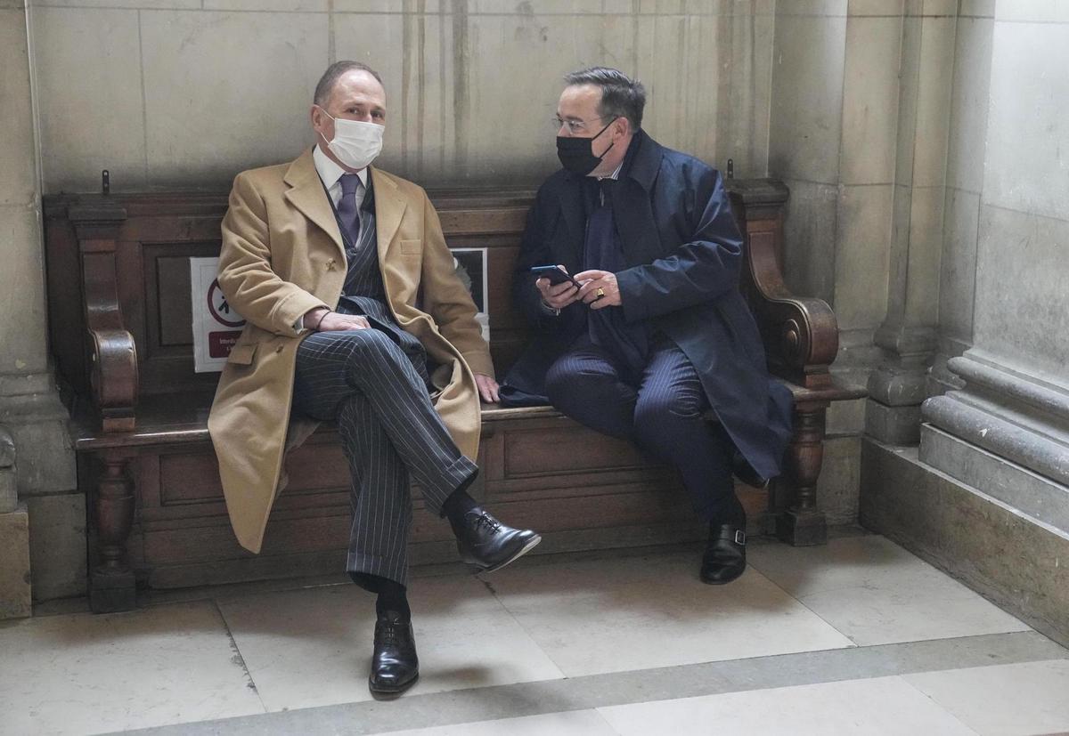 Rétrospective 2021 – Les dix meilleurs articles économiques de cette année › Geeky News 12 Le Chief Legal Officer d'UBS Markus Diethelm (à gauche) avec le PDG d'UBS France Jean-Frédéric de Leusse peu de temps avant la lecture des délibérations du 13 décembre 2021.