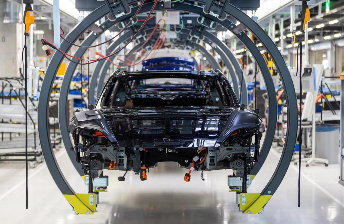 Rétrospective 2021 – Les dix meilleurs articles économiques de cette année › Geeky News 3 Ligne de production de la Porsche Taycan électrique à Stuttgart. Selon l'agence Bloomberg New Energy Finance, en Allemagne, les voitures à batterie représenteront 40 % des ventes des nouveaux modèles à partir de 2025. C'est-à-dire dans trois ans.