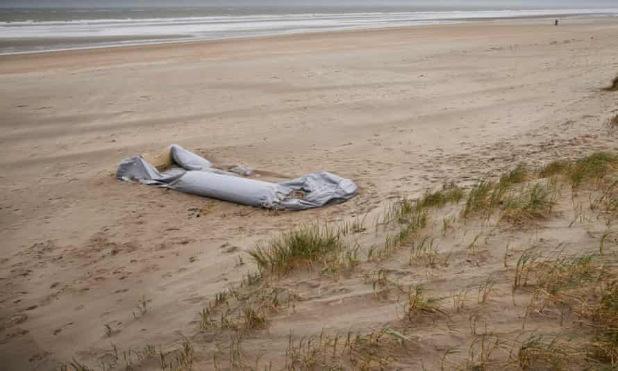 Un canot abandonné sur la plage de Dunkerque.