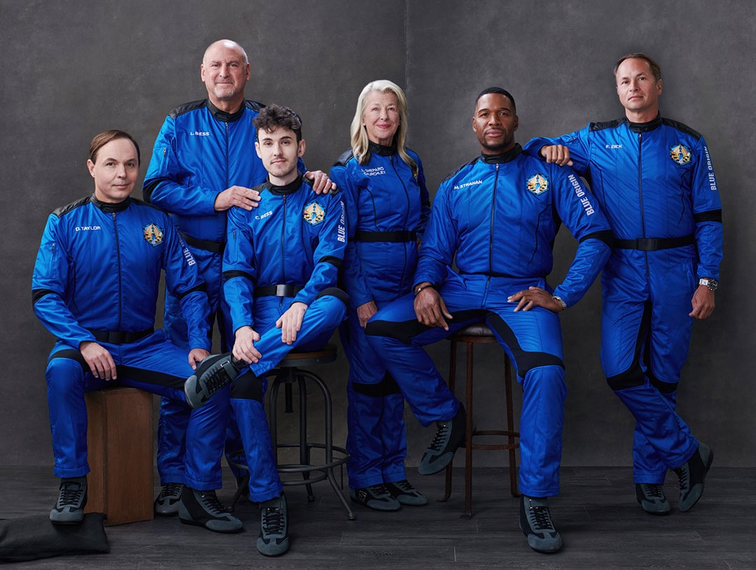 Lancement de Blue Origin de Michael Strahan à New Shepard – Mises à jour en direct › Geeky News 3 Les six passagers du vol Blue Origin NS-19, de gauche à droite : Dylan Taylor, Lane et Cameron Bess, Laura Shepard Churchley, Michael Strahan et Evan Dick.