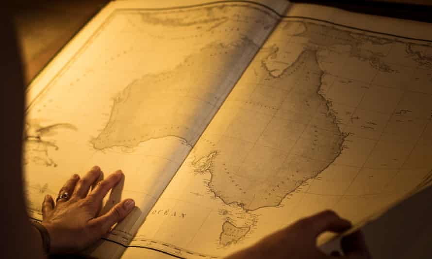 côte française : les premiers explorateurs qui ont fait craindre aux Britanniques une Australie francophone | Exploration 1 La Bibliothèque d'État de Victoria détient un livre de cartes dessinées pour la première fois par les Français au début des années 1800. Ce sont les premières cartes imprimées à cartographier presque tout le continent australien