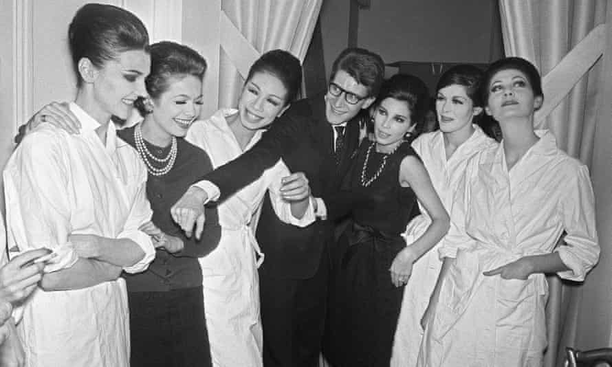 L'art d'Yves Saint Laurent : la maison de design fête ses 60 ans | Yves Saint Laurent 3 Yves Saint-Laurent avec des mannequins après son premier défilé haute couture à Paris en janvier 1962.