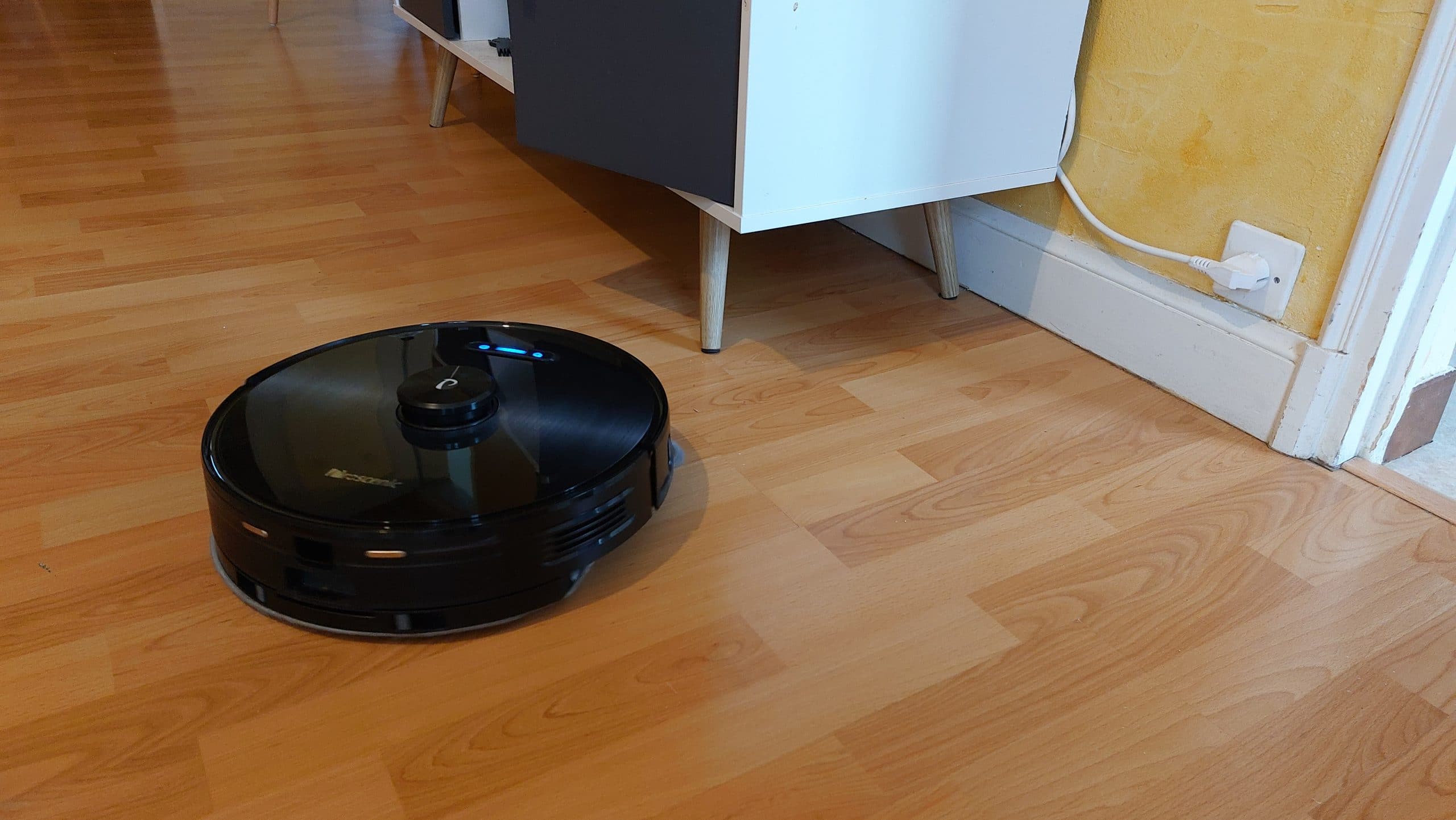 un robot parfait pour réduire considérablement les tâches ménagères › Geeky News 4 Lorsque le nettoyage est terminé, le robot se recharge sur la base
