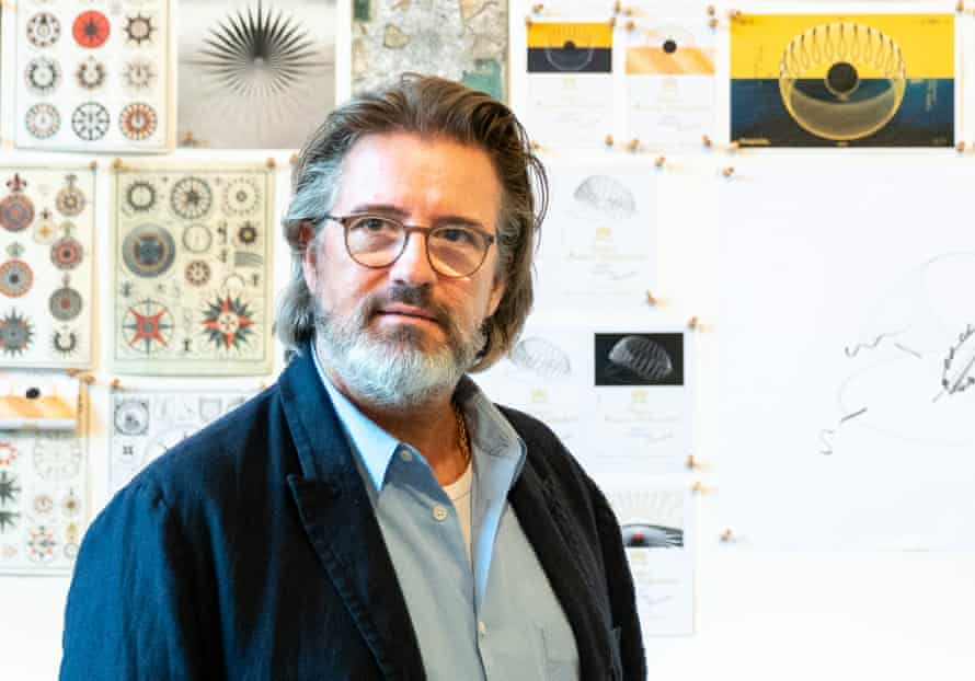 « J'ai commencé à travailler en buvant un verre – mais cela n'a produit que de la sottise » … Olafur Eliasson avec des croquis réalisés pour sa marque.