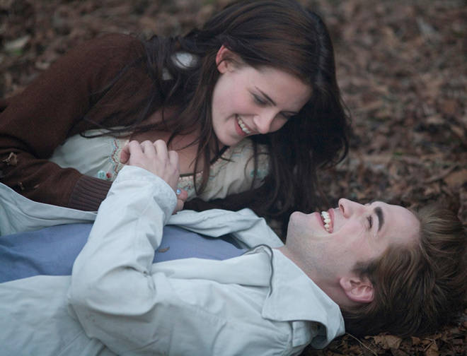 Le réalisateur de Twilight dit que Robert Pattinson était "un peu hors de forme" lorsqu'il... 4 Bella Swan et Edward Cullen