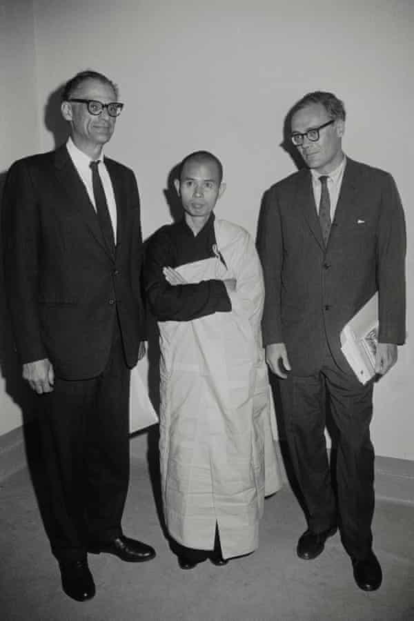 Popularité de la nécrologie | pleine conscience 2 Thich Nhat Hanh, au centre, avec le dramaturge Arthur Miller, à gauche, et le poète Robert Lowell.