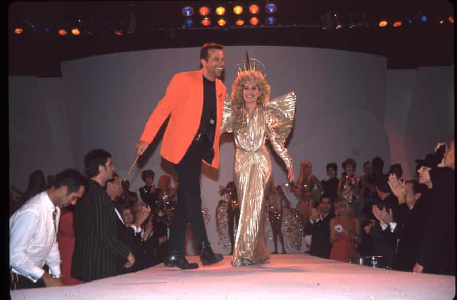 Le créateur de mode français Thierry Mugler décède à l'âge de 73 ans | Mode 2 Thierry Mugler sur la piste avec Sharon Stone 23 avril 1992 - Los Angeles, CA.